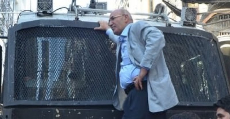 CHP'li Mahmut Tanal TOMA'nın üzerine çıktı