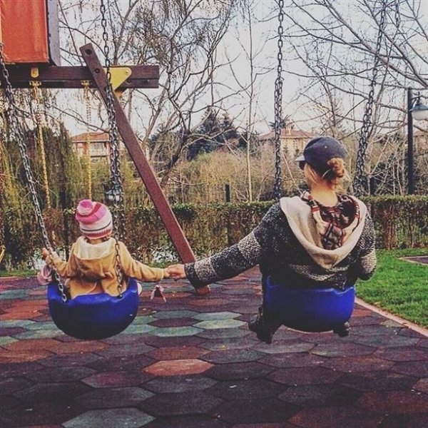 Meryem Uzerli kızı Lara'nın yüzünü gösterdi 