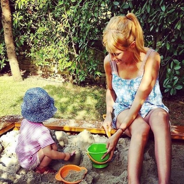 Meryem Uzerli kızı Lara'nın yüzünü gösterdi 