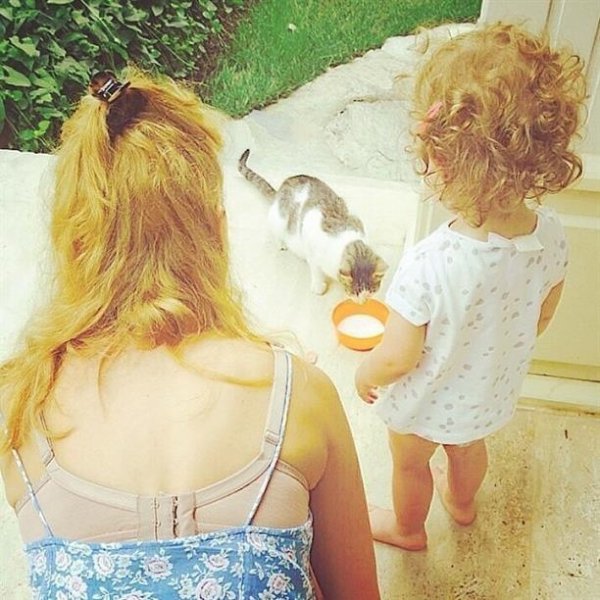 Meryem Uzerli kızı Lara'nın yüzünü gösterdi 