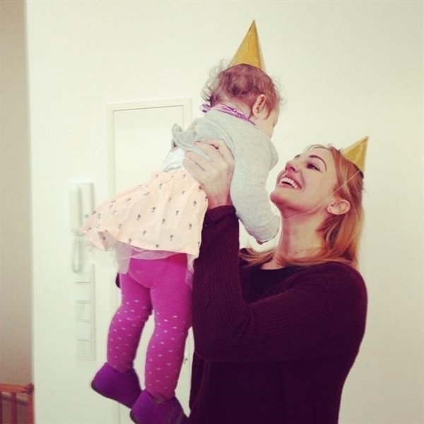 Meryem Uzerli kızı Lara'nın yüzünü gösterdi 