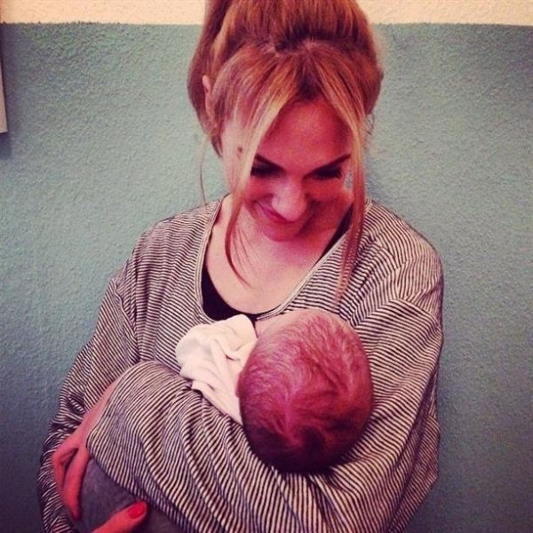 Meryem Uzerli kızı Lara'nın yüzünü gösterdi 