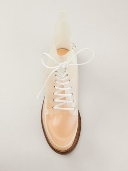 Modayı ayaklarınızla yakalamanızı sağlayacak trend: Şeffaf ayakkabılar