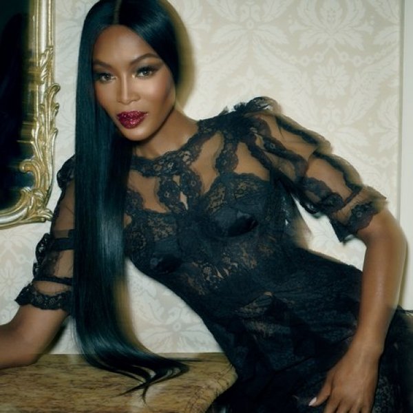 Podyumun kraliçesi Naomi Campbell