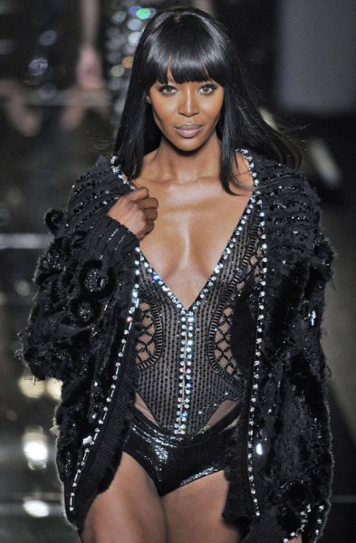 Podyumun kraliçesi Naomi Campbell