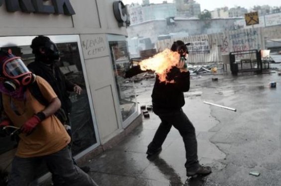 Molotoflu saldırganlar kendilerini yaktı