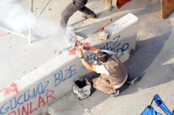 Molotoflu saldırganlar kendilerini yaktı