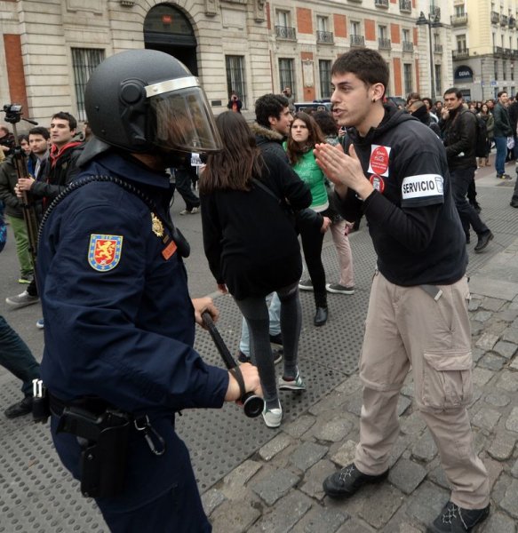 Madrid'de öğrenci eylemine polis müdahalesi