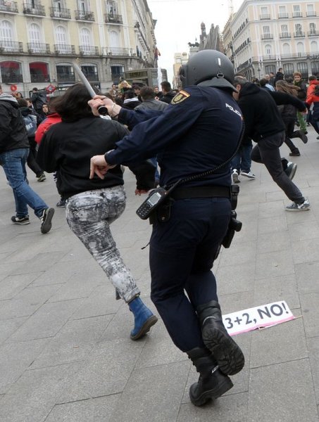 Madrid'de öğrenci eylemine polis müdahalesi