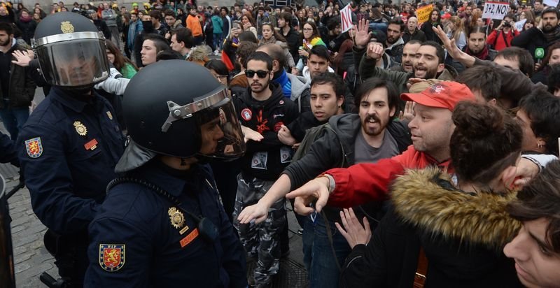 Madrid'de öğrenci eylemine polis müdahalesi