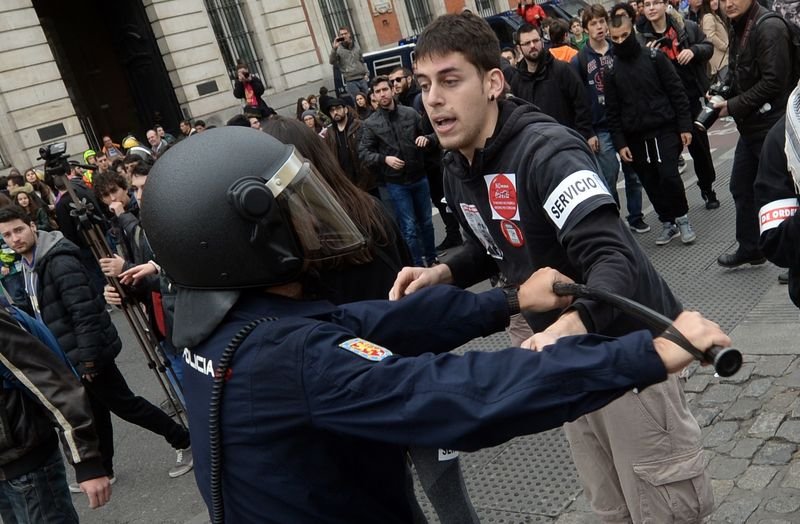 Madrid'de öğrenci eylemine polis müdahalesi
