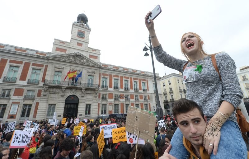 Madrid'de öğrenci eylemine polis müdahalesi