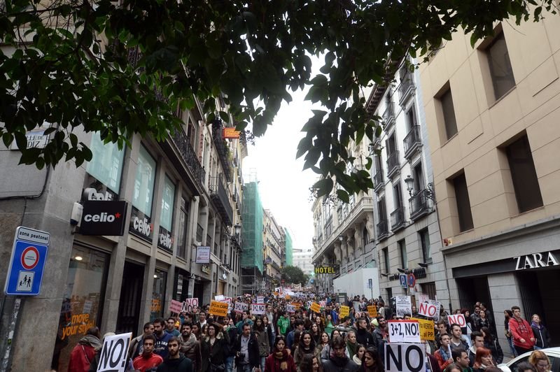 Madrid'de öğrenci eylemine polis müdahalesi