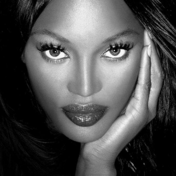 Podyumun kraliçesi Naomi Campbell