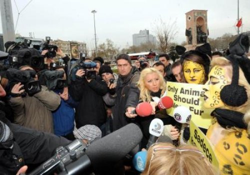 PETA’dan Taksim’de yarı çıplak eylem