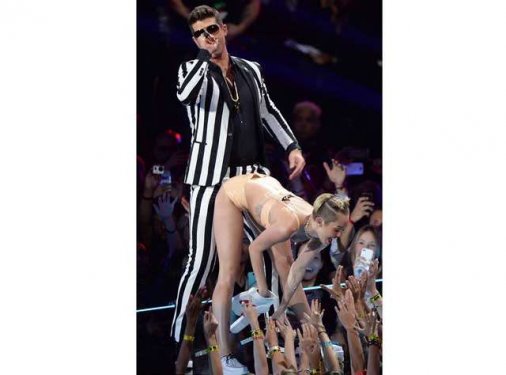 Striptiz Şov Değil!