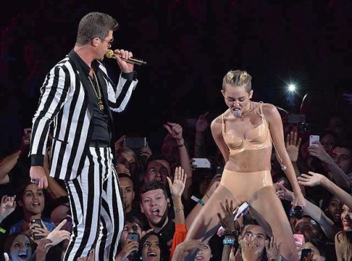 Striptiz Şov Değil!