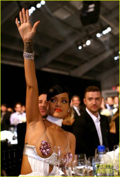 Rihanna yine bütün dikkatleri üzerine çekti 