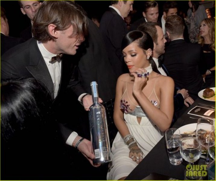 Rihanna yine bütün dikkatleri üzerine çekti 