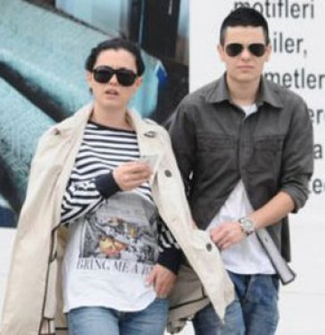 Rüzgar Erkoçlar sevgilisiyle görüntülendi