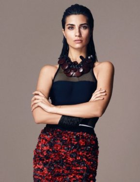 Tuba Büyüküstün L'officiel Degisi için poz verdi