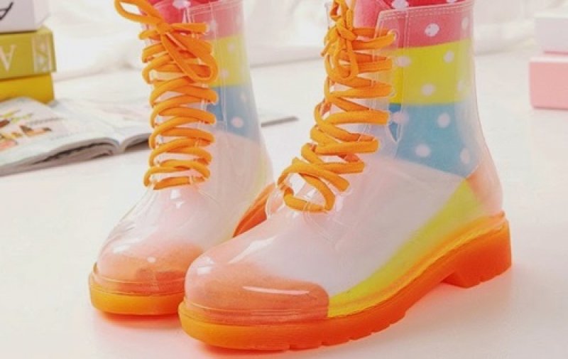 Modayı ayaklarınızla yakalamanızı sağlayacak trend: Şeffaf ayakkabılar