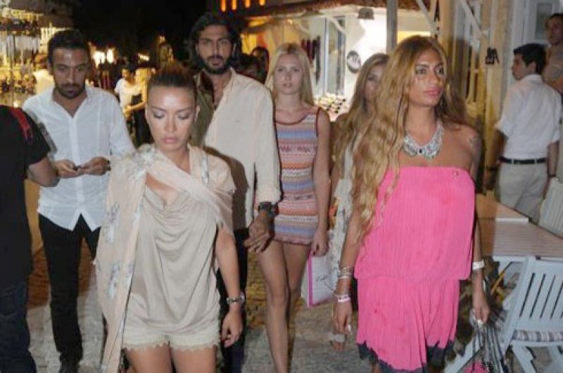 Süreyya Yalçın otomobiliyle çita gezdirdi