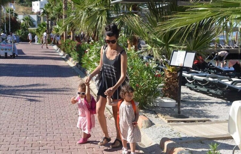Tuba Büyüküstün ikizleri valiz üstünde taşıdı