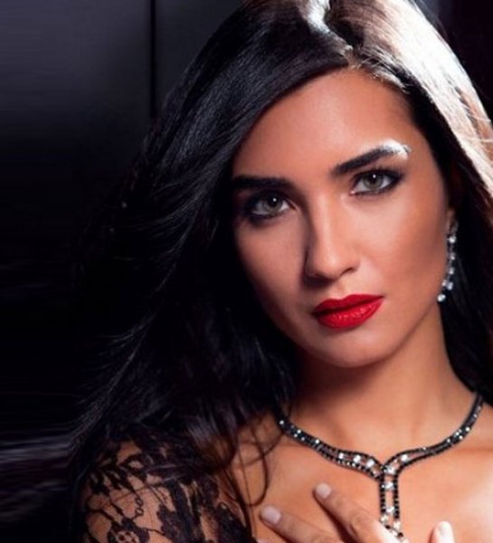 Güzel oyuncu Tuba Büyüküstün'ün takipçileri artıyor 