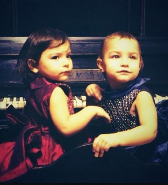 Tuba Büyüküstün çocuklarıyla okul yolunda