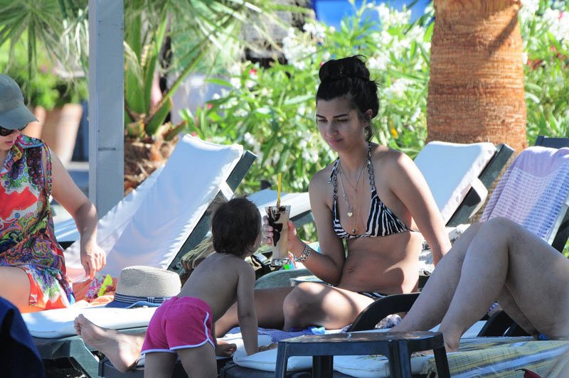 Tuba Büyüküstün ikizleri valiz üstünde taşıdı