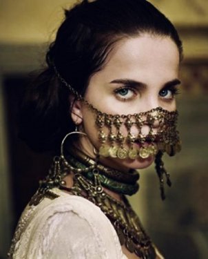 Tuğçe Kazaz dövmelerini sildirdi