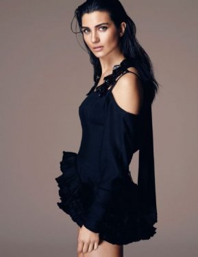 Tuba Büyüküstün L'officiel Degisi için poz verdi
