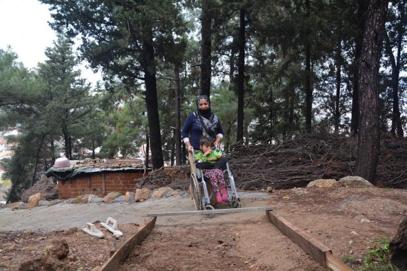 Şehzadeler Belediyesi engelli kız için yol yaptı