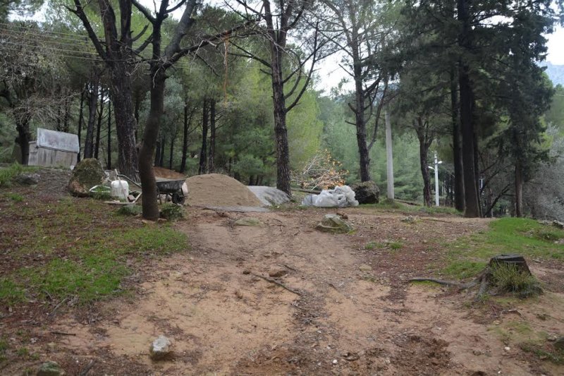 Şehzadeler Belediyesi engelli kız için yol yaptı