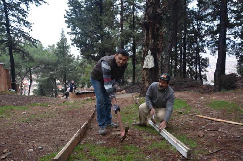 Şehzadeler Belediyesi engelli kız için yol yaptı
