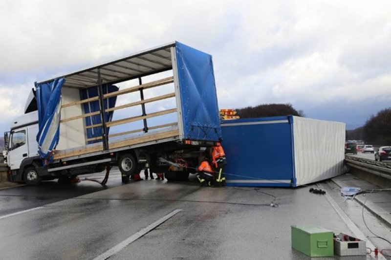 Niklas fırtınası Almanya'yı felç etti