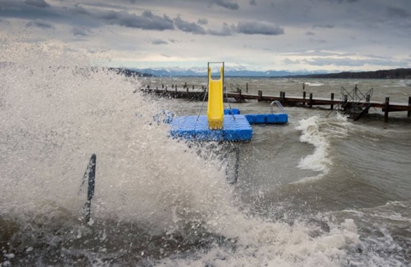 Niklas fırtınası Almanya'yı felç etti