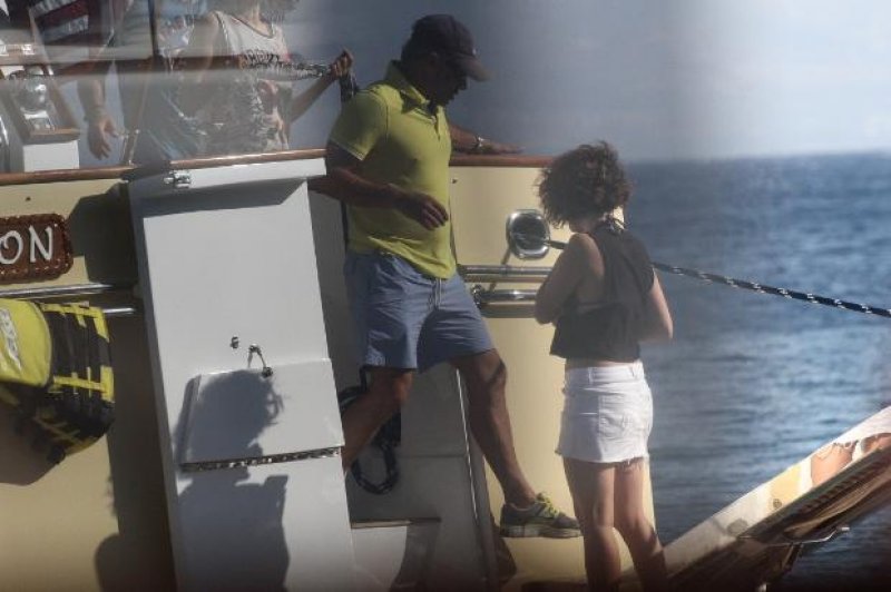 Ersun Yanal esmer sevgilisiyle görüntülendi