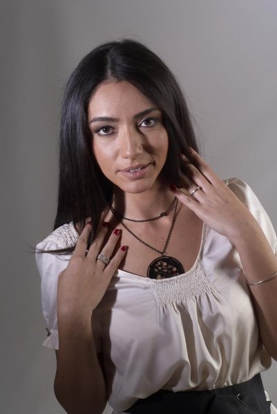 Öykü Gürman'ın derin dekoltesi