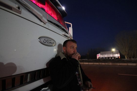 Avizeli pedalları halıyla kaplı kamyon