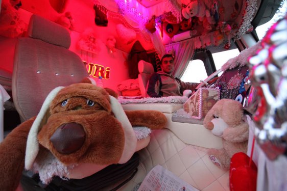 Avizeli pedalları halıyla kaplı kamyon