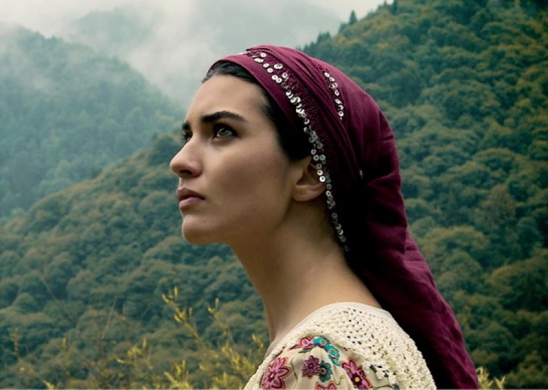 Tuba Büyüküstün ve Bergüzar Korel bir ankette karşı karşıya getirildi