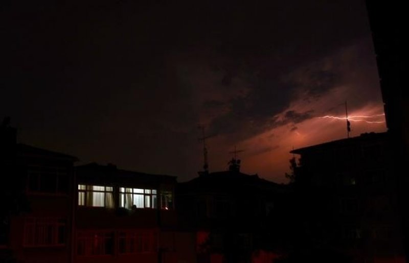 İstanbul'da şimşekler geceyi aydınlattı