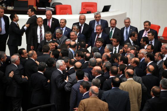 MHP'li vekiller Meclis'te kürsüyü işgal etti