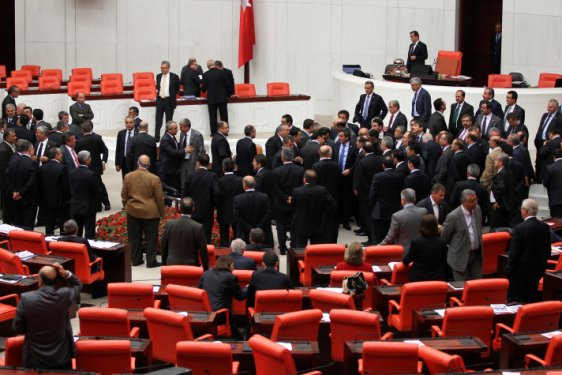 MHP'li vekiller Meclis'te kürsüyü işgal etti