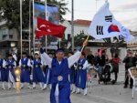 Güney Koreli öğrencilerden Çeşme de ritim gösterisi