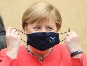 Merkel ilk kez maskeli görüntülendi