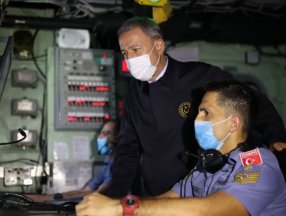 Bakan Akar Libya'da Mehmetçik'le buluştu