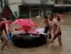 Hamile kadın sel felaketinin ortasında ortasında doğurdu